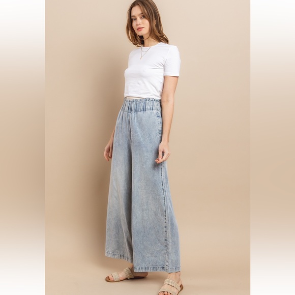 High Waist Wide Leg Jean With Side Pockets - Picture 6 of 8